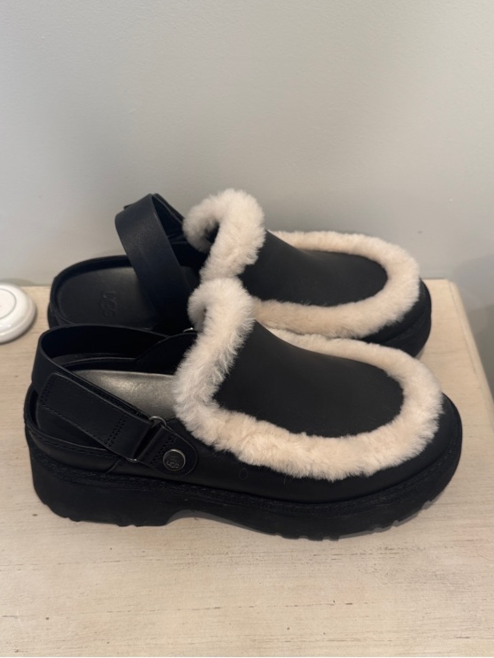 UGG Black Leather Slingback Clogs with Cream Shearling Trim Size 10 - Picture 3 of 6
